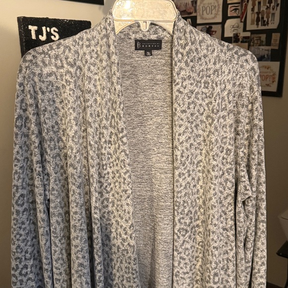 BOBEAU Light Gray Animal Print Cardigan - Picture 4 of 5